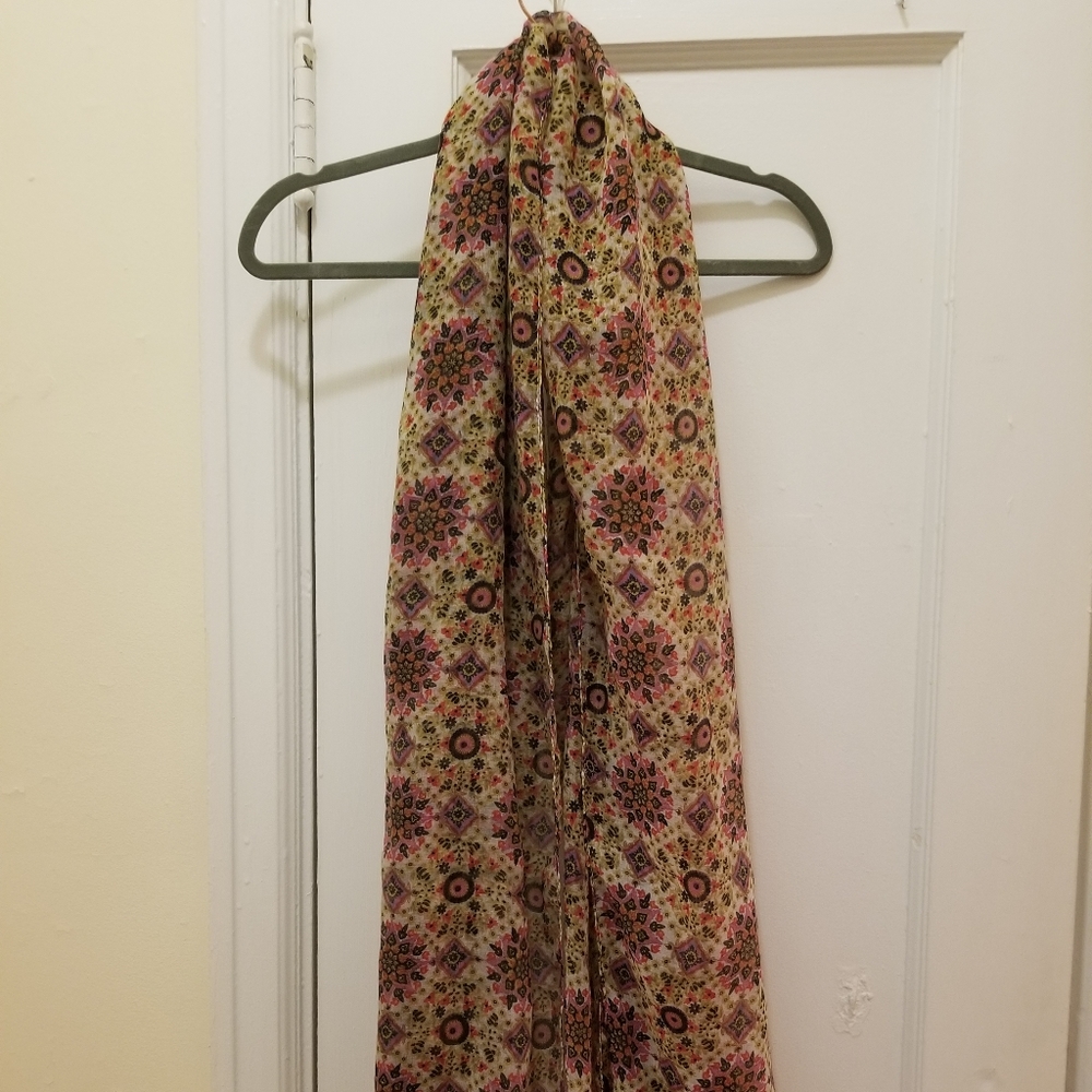 Light fashionable scarf